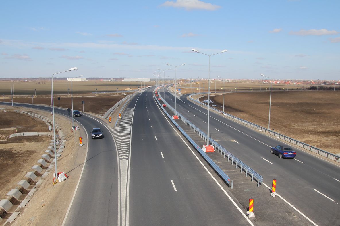 Accident pe A1 între o autoutilitară şi un tir 