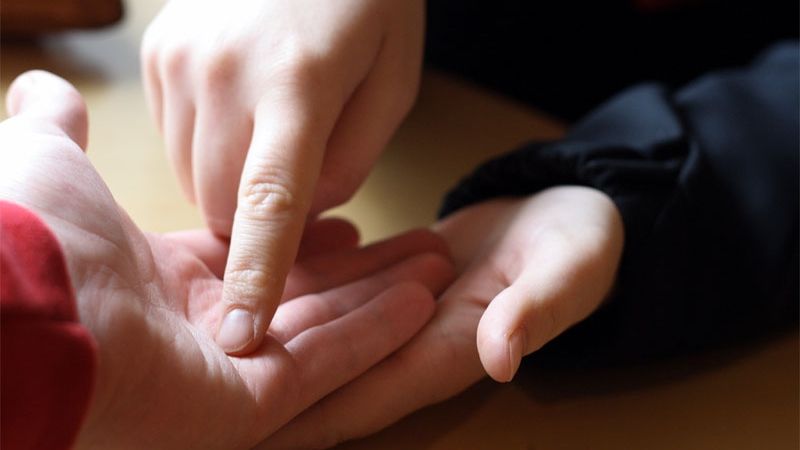 Uneşte-ţi mâinile şi observă dacă aceste linii din palmă se aliniază! Uite ce înseamnă!