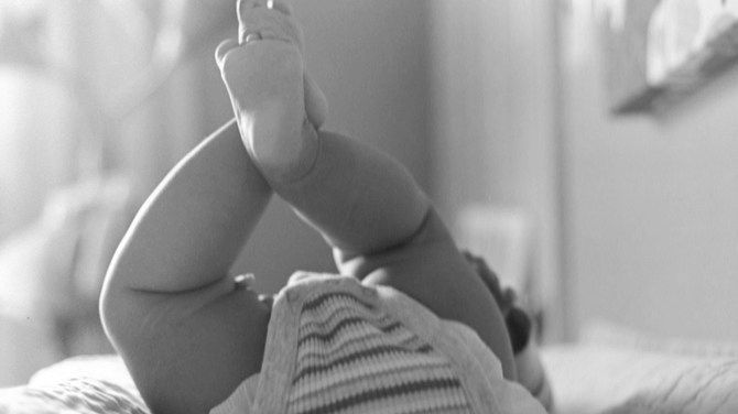 Moment uimitor, surprins de camere. Schimba scutecul bebeluşului, dar s-a întors cu spatele o clipă