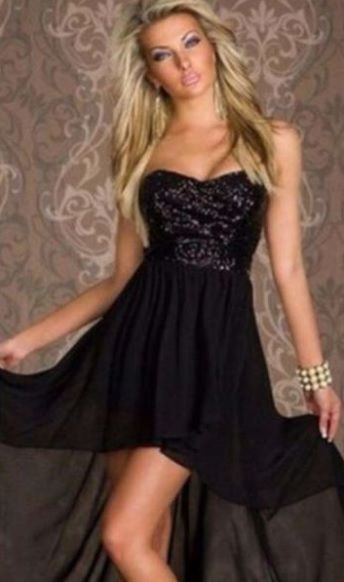 A comandat de pe net rochiţa pe care o poartă modelul din imagine. ŞOC! Ce i s-a livrat în pachet