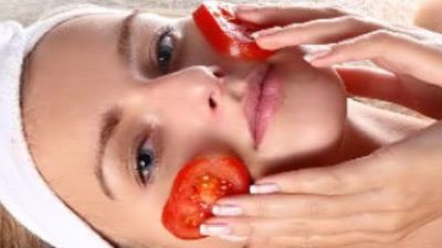 Ține o felie de roșie pe față timp de 30 de minute. Vei face asta zilnic după ce vei vedea efectul