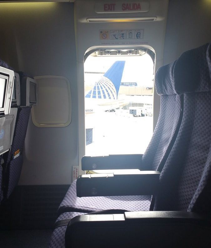 Scenă şoc pe aeroport: o femeie a deschis uşa avionului şi a sărit, din mers  - VIDEO