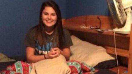 Vorbea pe Skype cu soţul plecat la muncă. Când a văzut ce e în spatele ei, bărbatul a DIVORŢAT