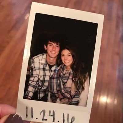 A postat o fotografie cu ea şi iubitul, la aniversare. Replica băiatului face tot internetul să râdă