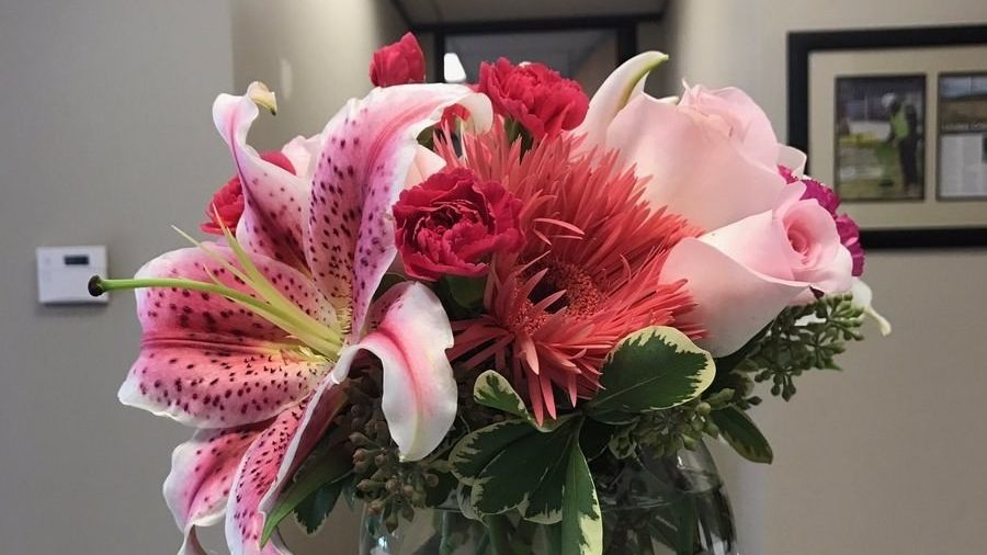 Fotografia cu un buchet de flori trimis de un bărbat soţiei sale. Face tot internetul să plângă!