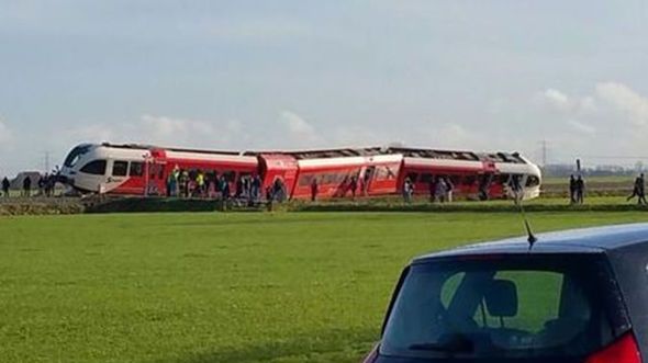 Accident cumplit în Olanda. Un tren a izbit un camion și a deraiat. Mai mulți răniți