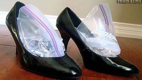 A pus două pungi cu apă în pantofi şi i-a băgat în congelator. Motivul e incredibil!