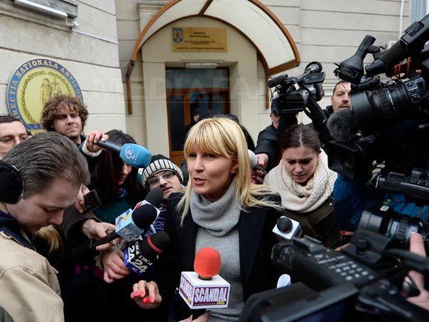 Elena Udrea revine cu un nou poster de campanie: Pe tocuri, cu un ciocan în mână, sparge un zid