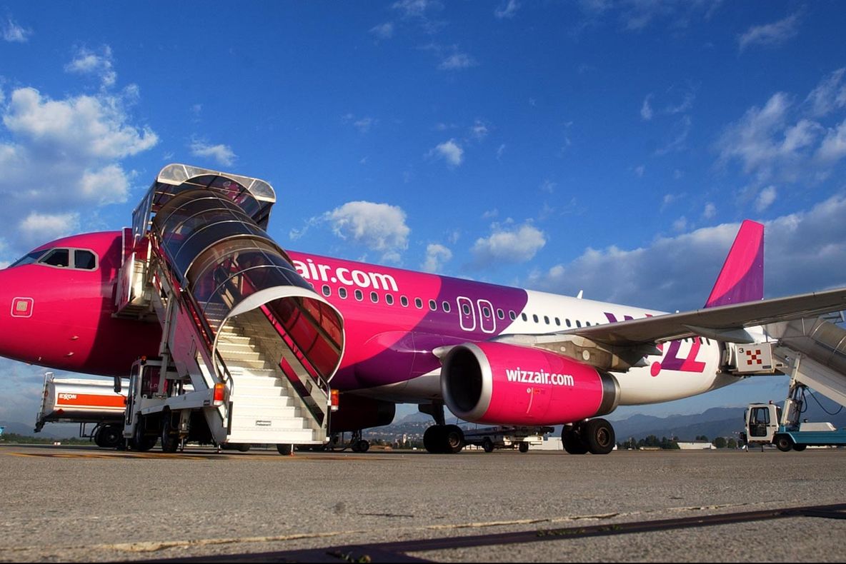 Incident pe aeroportul din Cluj: O cisternă a lovit un avion