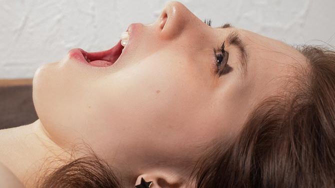 Sătul de zgomotele scoase de vecinii care făceau sex, a pus un ANUNŢ la avizierul blocului