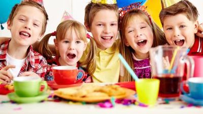 Sărbătorea ziua de naştere a gemenilor săi. A luat cuţitul să taie tortul...Ce a urmat este TRAGIC