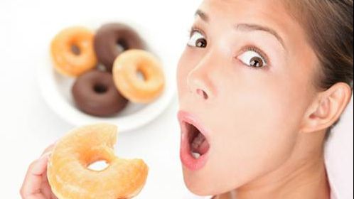 Zahărul ucide! Iată câteva trucuri ca să ne potolim nevoia de dulce