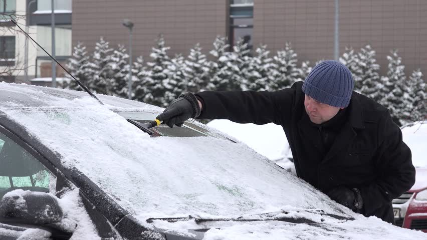 Cum scapi de parbrizul îngheţat în 20 de secunde