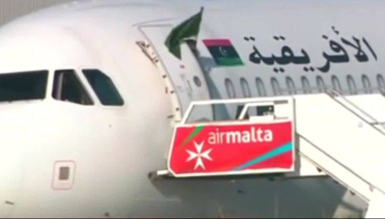 Pasagerii avionului libian deturnat au sosit la Tripoli din Malta