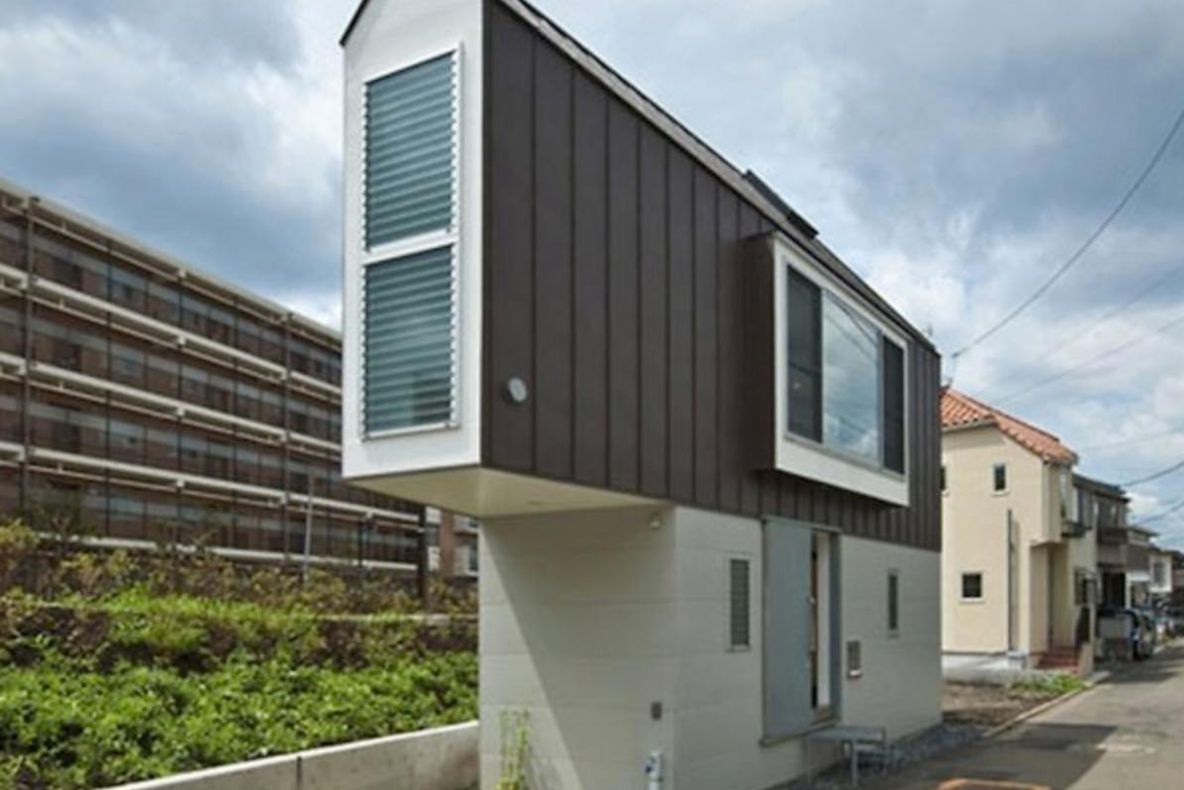 Cum arată în interior această casă ciudată, în formă triunghiulară. Se locuieşte în lux