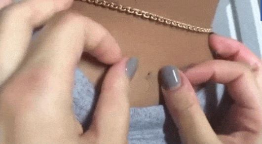 A văzut un punct negru pe spatele iubitului ei. A stors comedonul. Ce a ieşit a făcut-o să LEŞINE