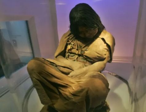 Au găsit trupul unei fetiţe îngheţate acum 500 de ani. S-au speriat. Au crezut că e vie. Cum arată