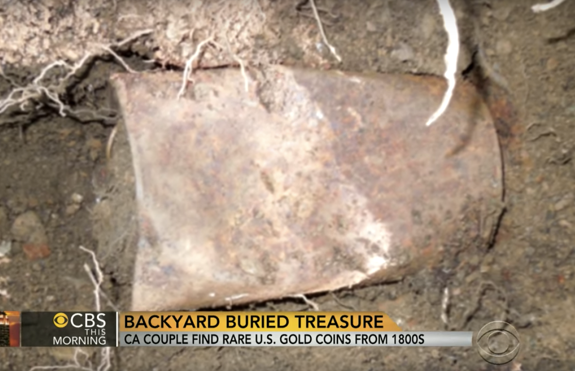 Au găsit 8 găleţi îngropate în curtea casei. Le-au adus la suprafaţă şi ŞOC! Au devenit milionari