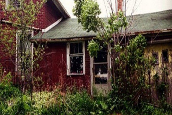 Avea pasiunea de a poza case dărăpănate. A intrat în această locuinţă. ŞOC! Ce a găsit, a marcat-o