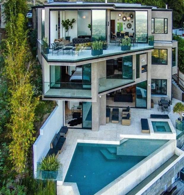 A jucat Minecraft pe calculator şi a câştigat 4,5 milioane$. Ce casă futuristă şi-a cumpărat...