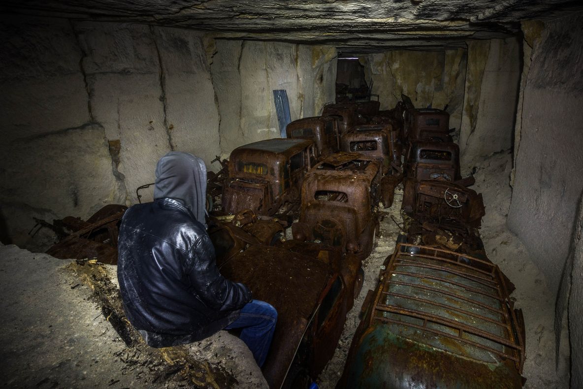 Când a coborât în grotă a crezut că nu vede bine. Zeci de mașini, una lângă alta. Cum au ajuns acolo