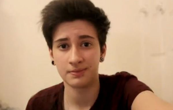 A vrut să fie bărbat şi şi-a injectat testosteron. Şi-a făcut selfie-uri 3 ani. Cum s-a transformat