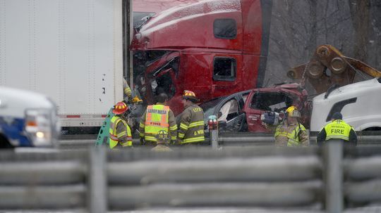 Accident în lanţ pe o şosea din SUA: 40 de maşini implicate, trei morţi şi zeci de răniţi