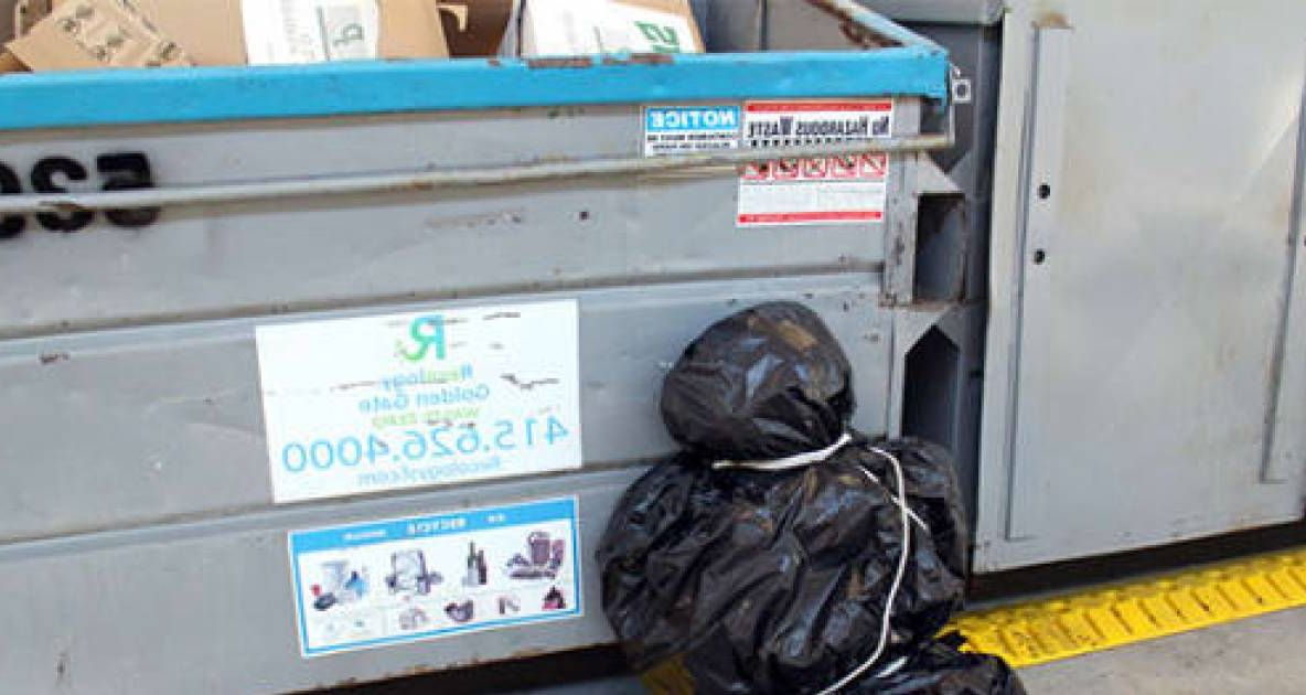 Mergea pe stradă când a văzut sacul sprijinit de pubelă. Mișca! S-a apropiat, l-a deschis și..șoc!