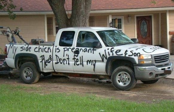 Şi-a prins soţul c-o înşela.Răzbunarea femeii l-a făcut de râs în tot cartierul.A trebuit să se mute