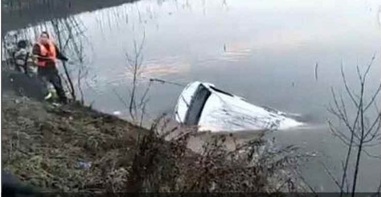 Accident macabru cu 18 morţi. Un autobuz a plonjat într-un lac