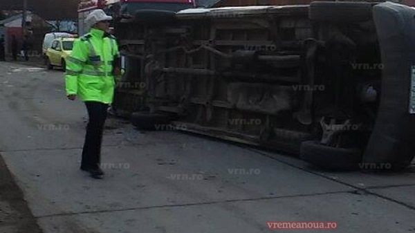 Un TIR s-a ciocnit cu un microbuz în Vaslui: 5 persoane rănite