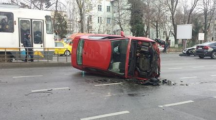 Accident grav în București. Două persoane au ajuns la spital