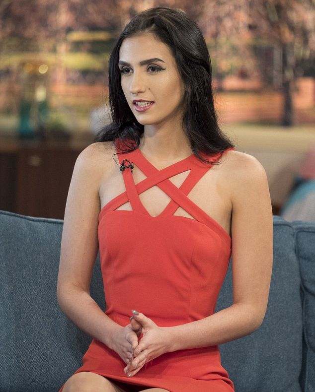 Eleva care şi-a scos virginitatea la licitaţie a primit cadou un apartament de lux 