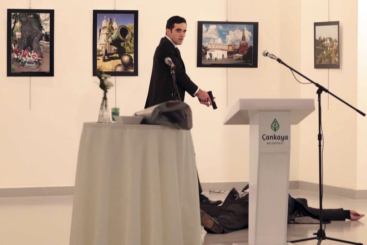 Mărturia tulburătoare a jurnalistului AP care a fotografiat asasinatul din Ankara