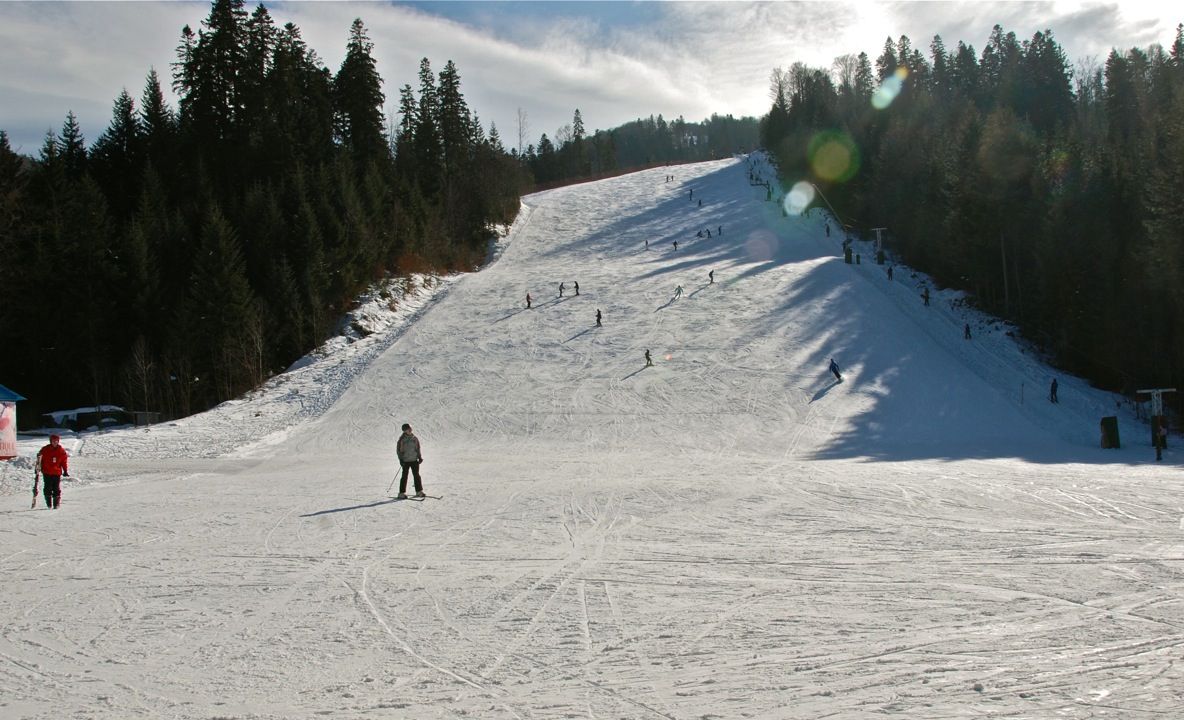 Raiul de pe Valea Prahovei! Trei pârtii din Azuga au fost deschise pentru turişti 