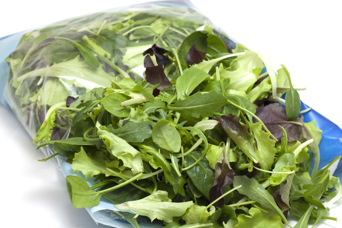 Adevărul şocant despre salata la pungă. Te poţi îmbolnăvi grav! Uite de ce!