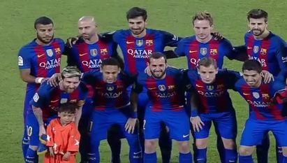  Băieţelul afgan care şi-a făcut din cârpe un tricou cu Messi, pe teren la un meci al Barcelonei 