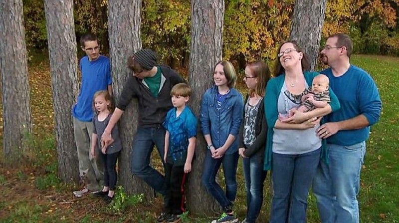 În timp ce mama își filma bebelușii drăgălași, fiul ei de 5 ani se sufoca la spatele său