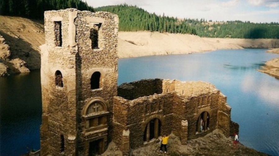 Misterul bisericii de sub ape, aflată într-un sat din România 