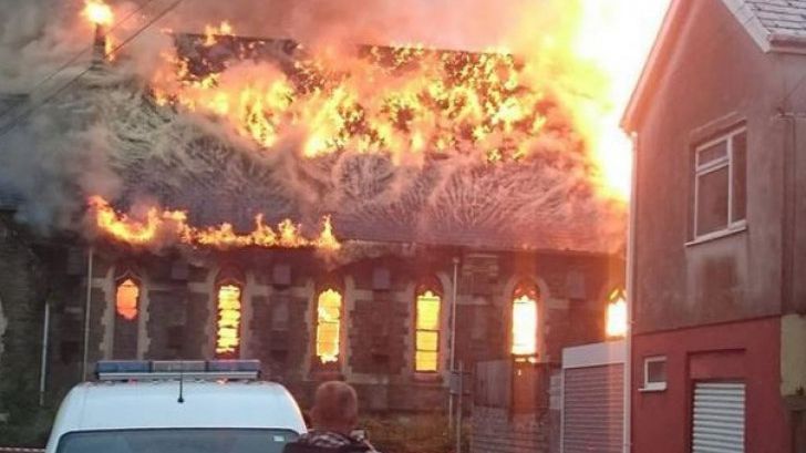 Fotografiile terifiante care au încins internetul. Ce au văzut în flăcările care au cuprins biserica