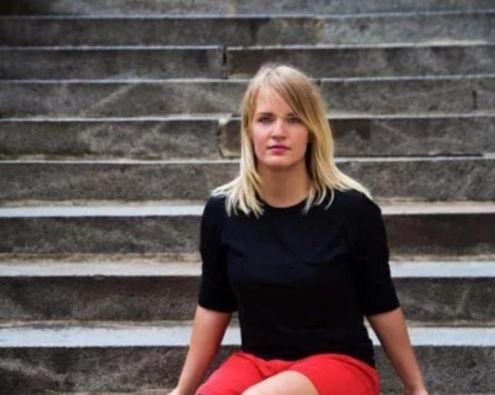 Are 25 de ani, e blondă cu ochii albaştri, dar bărbaţii fug de ea. Secretul femeii i-a SPERIAT