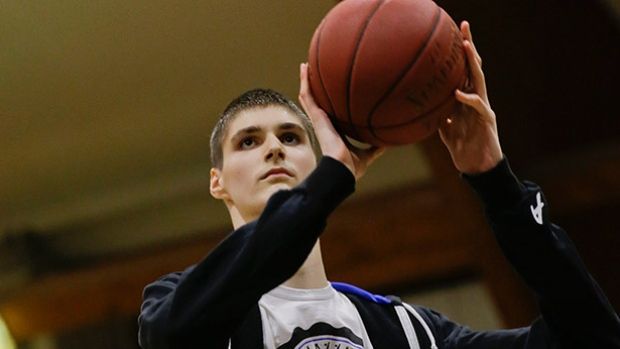 Un baschetbalist român de 16 ani face senzație în SUA. E mai înalt decât toți jucătorii din NBA