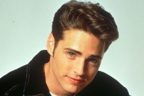 Îl mai ţii minte pe Brandon din Beverly Hills? Cum arată acum actorul la 48 de ani