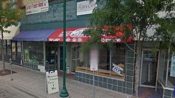 O lecţie de viaţă! Patroana unei cafenele a refuzat să dea bani unui cerşetor şi l-a pus la treabă