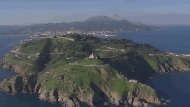 400 de imigranți au pătruns cu forța prin exclava Ceuta, în Spania. Doi poliţişti, răniţi uşor