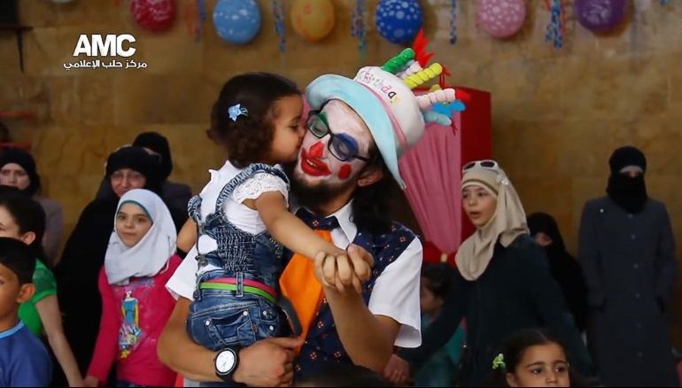 Clown-ul care încerca să aducă zâmbetul pe buze sirienilor din Alep, ucis într-un atac