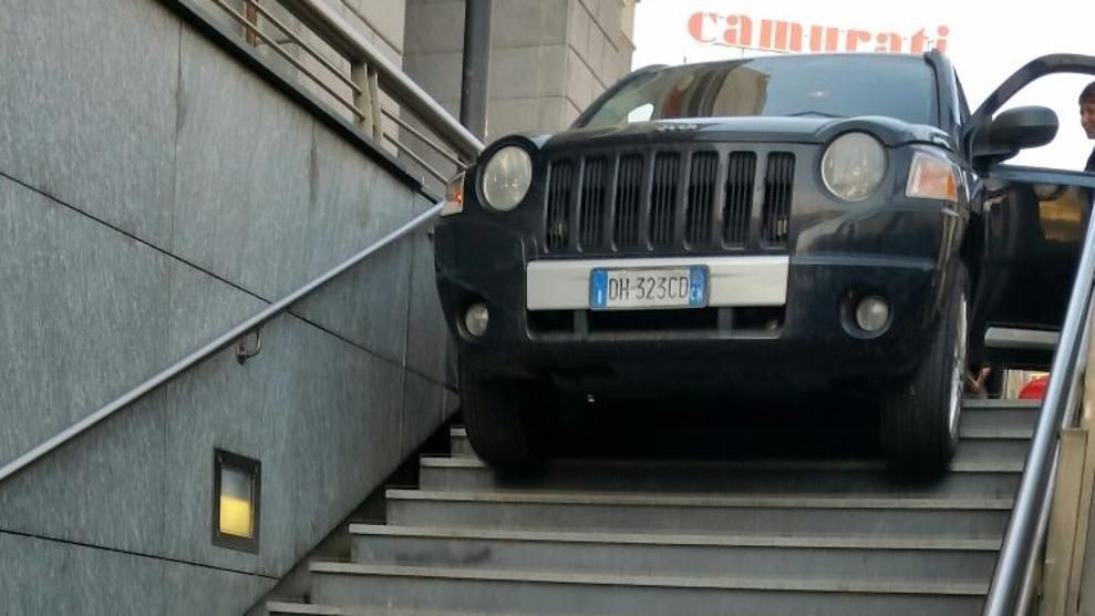 Incident şoc la metroul din Milano. Cum a rămas blocată o maşină - FOTO 