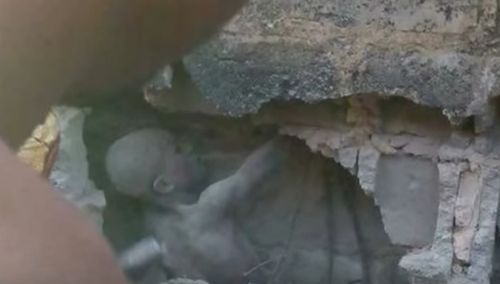 Un copil a stat trei zile blocat în peretele unui bloc. Toţi i-au ignorat strigătele de ajutor