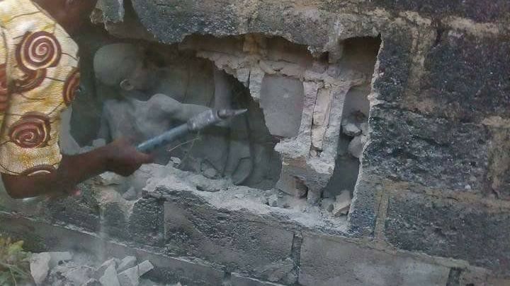 Se auzeau ţipete din zid. După 3 zile, au spart peretele cu un baros. Ce a ieşit din moloz