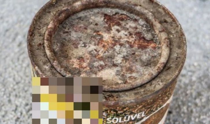 A deschis o cutie veche de ness. A încremenit când a văzut ce se afla înăuntru